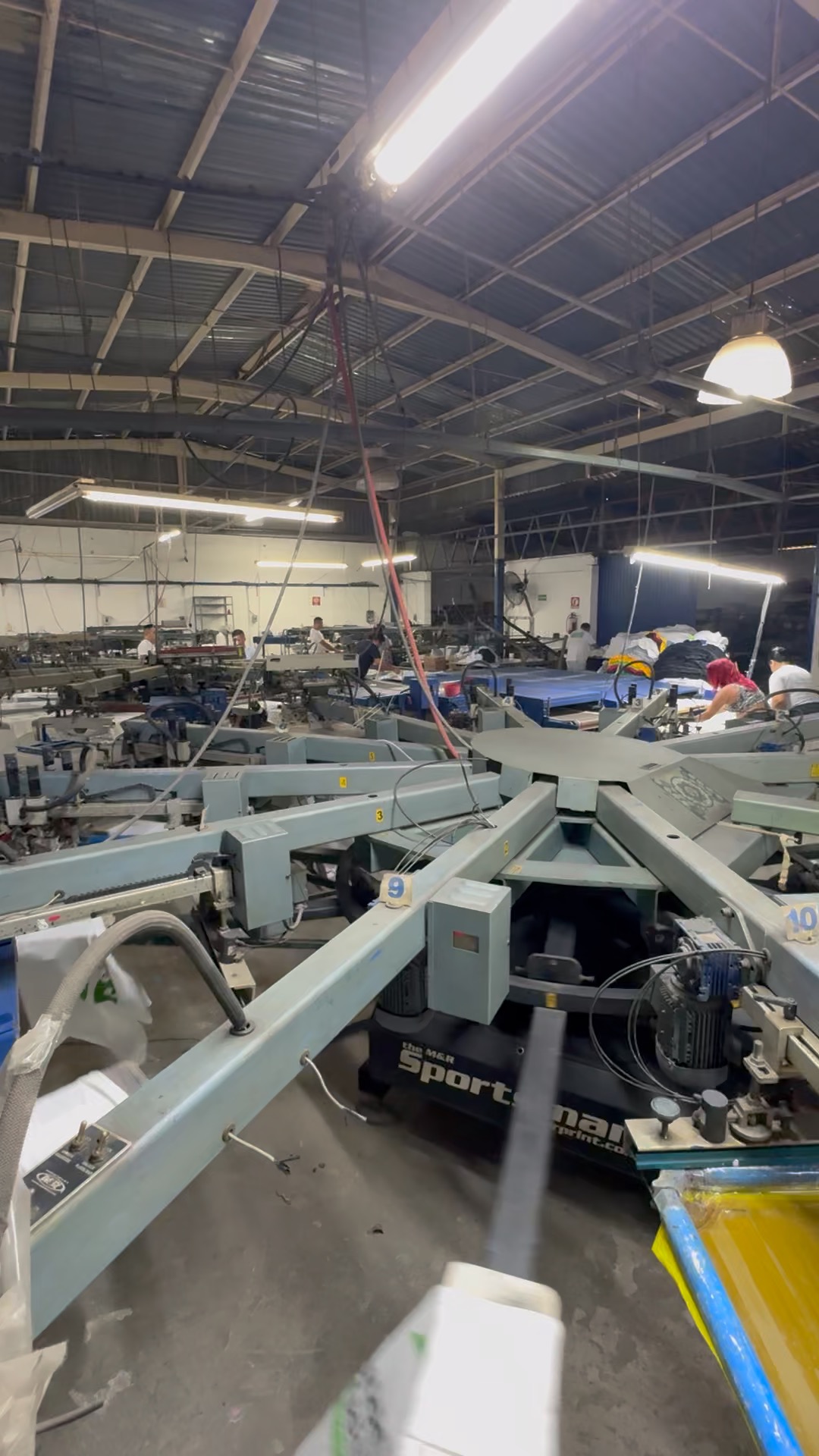Área de producción con pulpos automáticos de serigrafía en el taller de Serigrafía MTY en Monterrey
