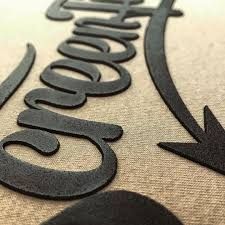 Impresión de alta densidad sobre prenda con relieve de canto definido